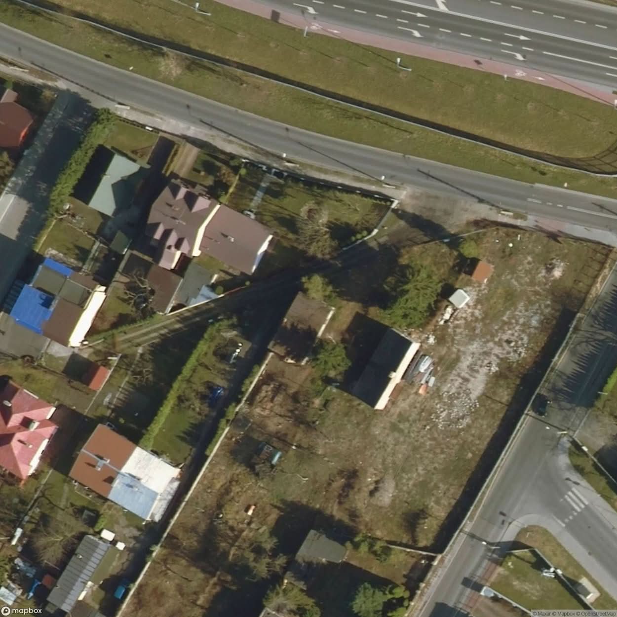 Residentiële Gebouw Verlaten Huis Naast De Gieterij [POL] #24003